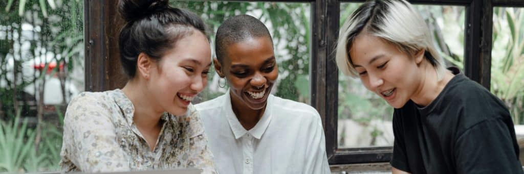 3 femmes discutent et son heureuses