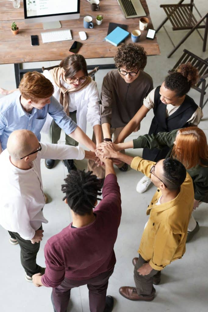 Un groupe de personnes se tiennent le main