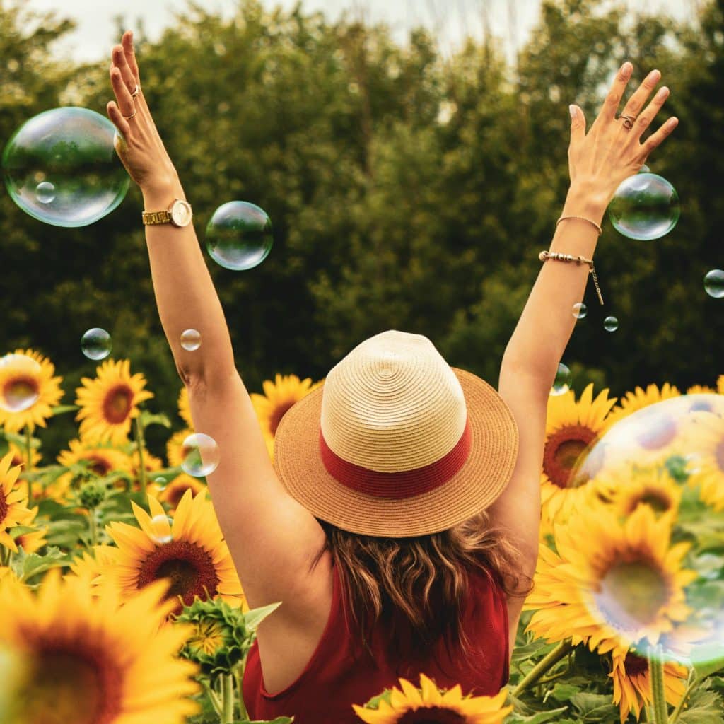 Une femme est heureuse au milieu de tournesols