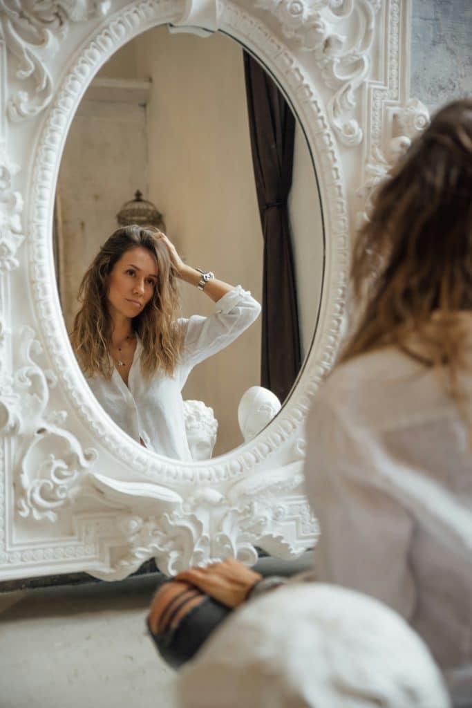 Une femme se regarde dans un miroir bohème