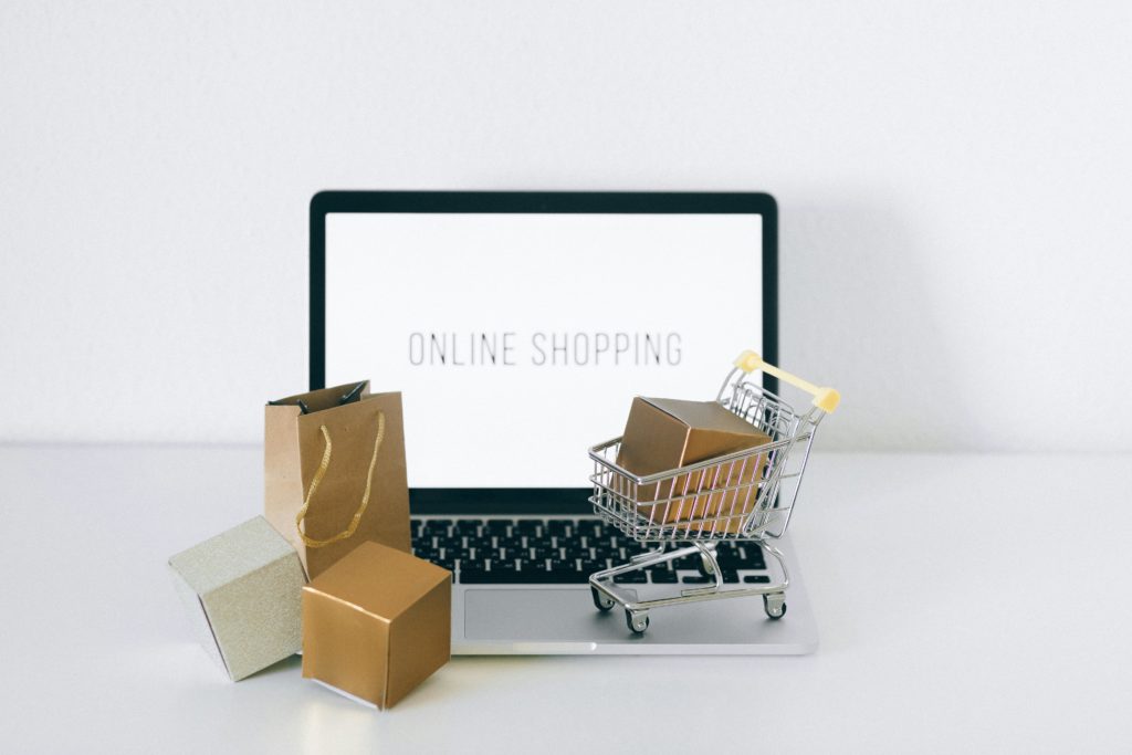 Un ordinateur sur un site eCommerce